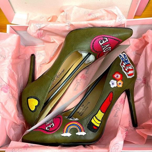 Penny Loves Kenny Mixed Olive Drab Green Combat Heels with Patches Size 10 Pumps - Picture 2 of 6